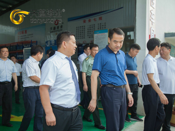 嘉祥縣縣委書記周生宏，視察天蘊(yùn)漆業(yè)公司