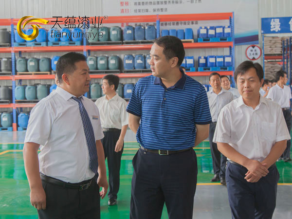 嘉祥縣縣委書記周生宏，視察天蘊(yùn)漆業(yè)公司
