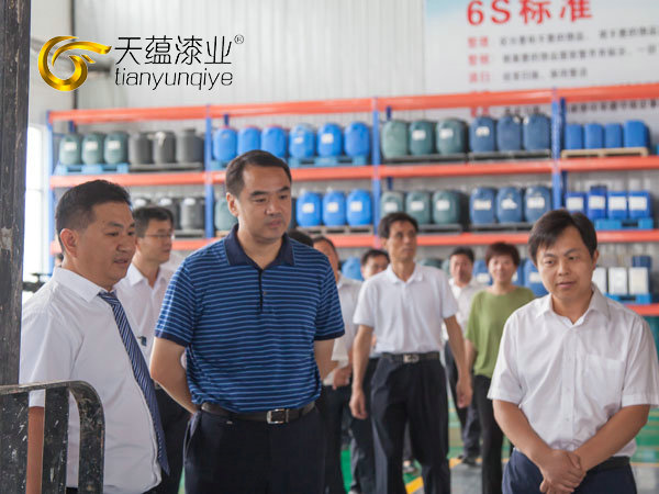 嘉祥縣縣委書記周生宏，視察天蘊(yùn)漆業(yè)公司